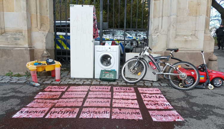 Lidé před ambasádu přinesli i pračku.