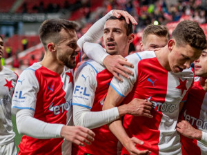 Fotbalisté Slavie rozdrtili Pardubice 4:0 a poskočili o bod do čela ligy