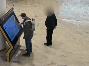 VIDEO: Vandal pěstí rozbil obrazovku v nákupním centru. Hrozí mu roční vězení