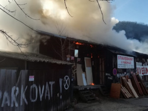 V Praze hořela stará truhlárna. Hasiči nasadili pět vodních proudů