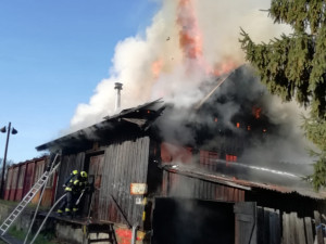 V Praze hořela stará truhlárna. Hasiči nasadili pět vodních proudů