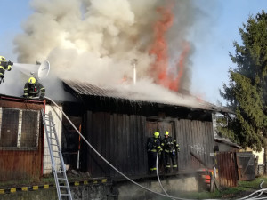 V Praze hořela stará truhlárna. Hasiči nasadili pět vodních proudů