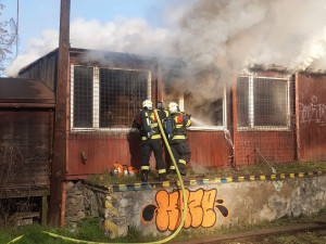 V Praze hořela stará truhlárna. Hasiči nasadili pět vodních proudů
