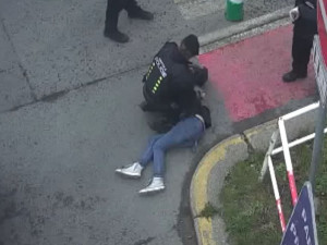 VIDEO: Namol opilá žena se povalovala v silnici v centru Prahy. Nezvládla ani dýchnout do přístroje