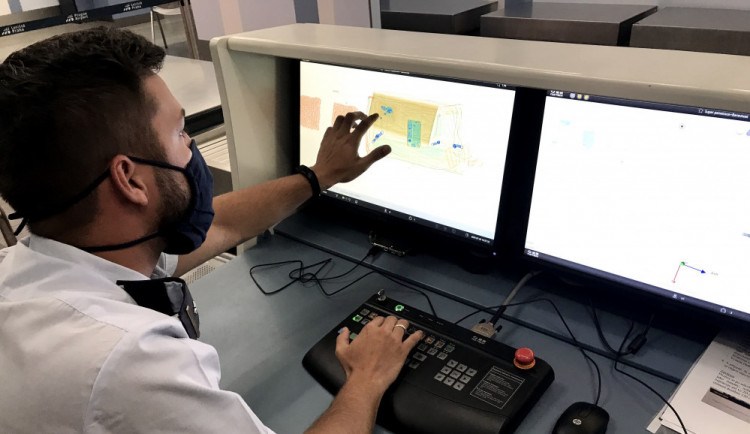 Na letišti se popálil Brit. Museli evakuovat chodbu mezi terminály, příjezd je uzavřen