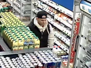 VIDEO: Zloděj si nakradl cigarety, zahodil je na útěku