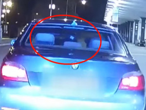 VIDEO: Muži měli při jízdě autem otevřená piva. Když je zastavili policisté, začali si měnit místa