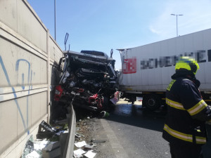 Nehoda dvou kamionů zablokovala D1 před sjezdem na Opatov. Z jednoho vytekla kyselina