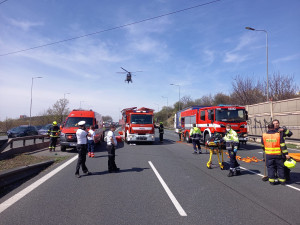 Nehoda dvou kamionů zablokovala D1 před sjezdem na Opatov. Z jednoho vytekla kyselina