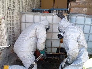 Nehoda dvou kamionů zablokovala D1 před sjezdem na Opatov. Z jednoho vytekla kyselina