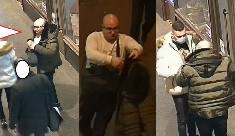 Mladík večeřel s kamarády, zloději mu ve chvíli nepozornosti ukradli tašku s notebookem a peněženkou