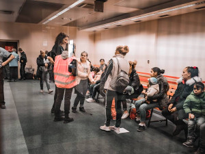 VIDEO: Nové asistenční centrum pro uprchlíky ve Vysočanech je v provozu