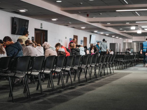 VIDEO: Nové asistenční centrum pro uprchlíky ve Vysočanech je v provozu