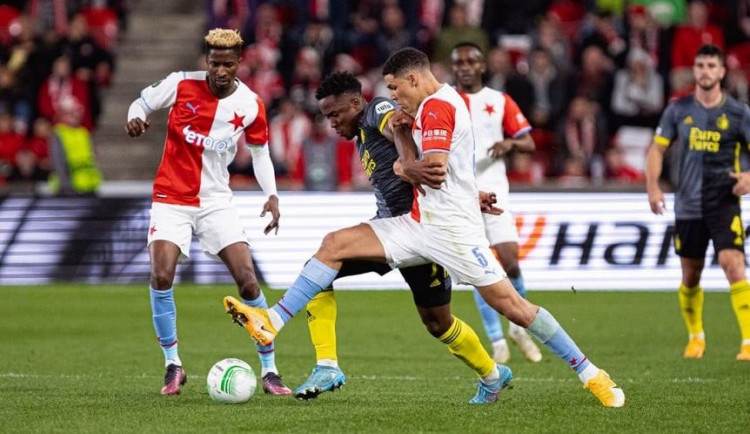 Slavia ztratila slibně rozehraný duel a v Evropě končí. Brankář Mandous si dal kuriózní gól