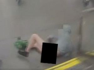 VIDEO: V metru pobíhal nahý muž. Na strážníky křičel, že není gay a má tatínka na kriminálce