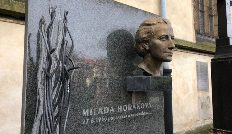 16500356956698-241-horakova