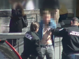 VIDEO: Muž na Václavském náměstí házel dlažební kostky po policejním autě