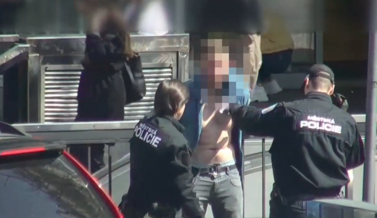 Výtržníka zadržela policie.