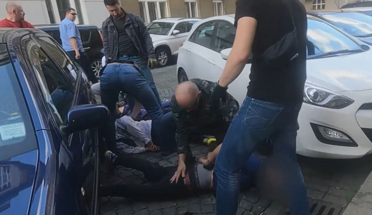 VIDEO: Opilí mladíci v Praze založili šest požárů za půl dne. Vše si natáčeli na telefon