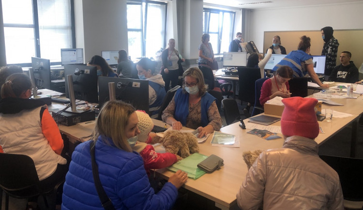 Uprchlíkům teď pomáhají ve Vysočanech