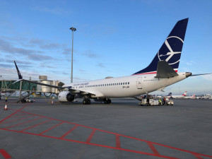 Anonym hrozil bombou na palubě letadla do Prahy. Pyrotechnici výbušniny nenašli