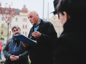 David Vávra v Praze slavnostně zprovoznil nový Poesiomat. Ten lidé rozezní zatočením klikou