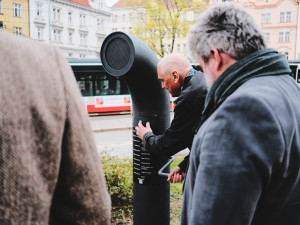 David Vávra v Praze slavnostně zprovoznil nový Poesiomat. Ten lidé rozezní zatočením klikou