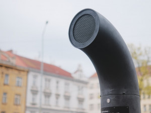 David Vávra v Praze slavnostně zprovoznil nový Poesiomat. Ten lidé rozezní zatočením klikou