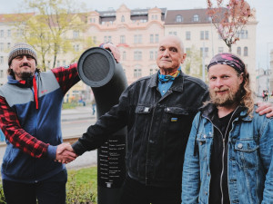 David Vávra v Praze slavnostně zprovoznil nový Poesiomat. Ten lidé rozezní zatočením klikou