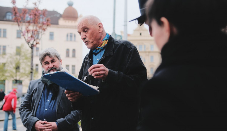 David Vávra v Praze slavnostně zprovoznil nový Poesiomat. Ten lidé rozezní zatočením klikou