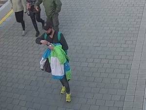 VIDEO: Zvrhlík se ve vlaku uspokojoval před dívkou. Hrozí mu dva roky vězení
