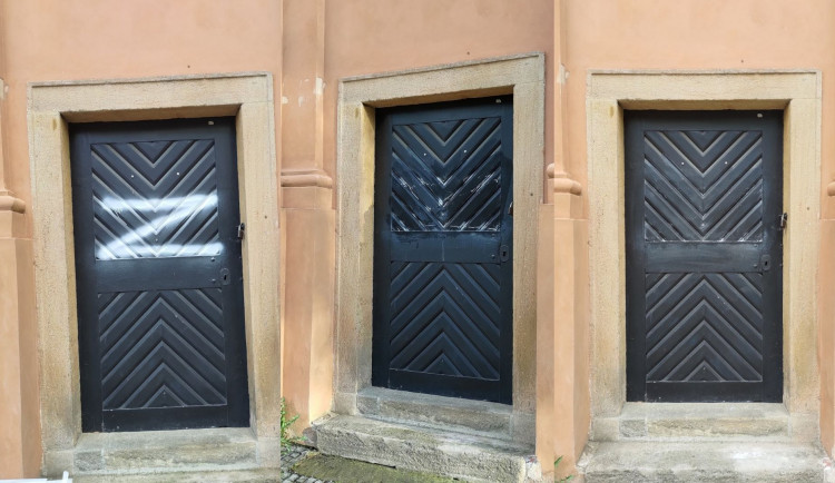 Vandal nasprejoval na kostel v Praze písmeno Z. Idi na chuj, vzkázal kněz, Z vyčistil a podal trestní oznámení