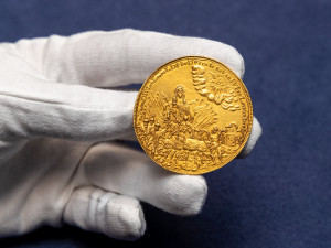 V Praze dnes probíhá aukce mincí a bankovek. Desetidukát se může vydražit až za deset milionů