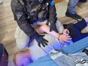 VIDEO: Recidivista s pistolí v ruce přepadl muže před vchodem do jeho bytu. Je v rukou policie