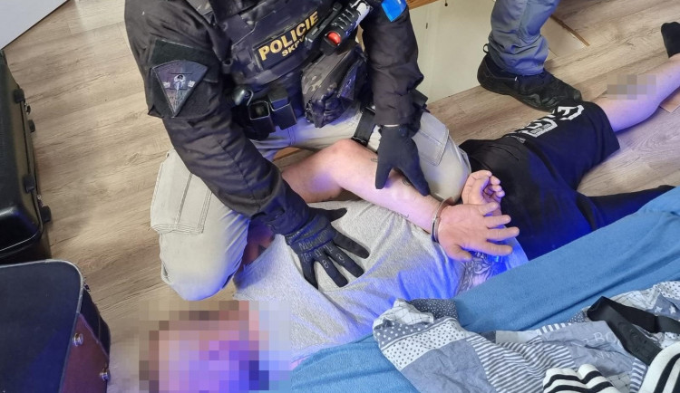 Recidivista s pistolí v ruce přepadl muže před vchodem do jeho bytu. Je v rukou policie