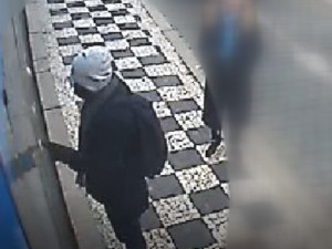 VIDEO: Útočník přepadl ženu na Malé Straně. Chtěl jí ukrást kabelku, nedala se