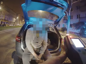 VIDEO: Muž si po pár pivech na hokeji sedl za volant. Naměřili mu skoro dvě promile