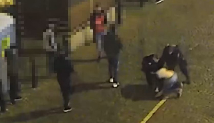 Strážníci šli ukončit bitku v centru Prahy. Mladý cizinec dal jednomu z nich pěstí