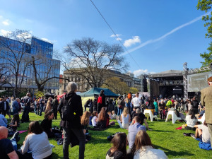 Karlovo náměstí se rozeznělo hudbou. Stovky lidí přišly na jazz