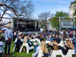 Karlovo náměstí se rozeznělo hudbou. Stovky lidí přišly na jazz