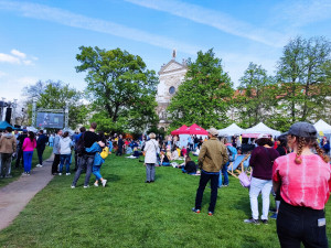 Karlovo náměstí se rozeznělo hudbou. Stovky lidí přišly na jazz