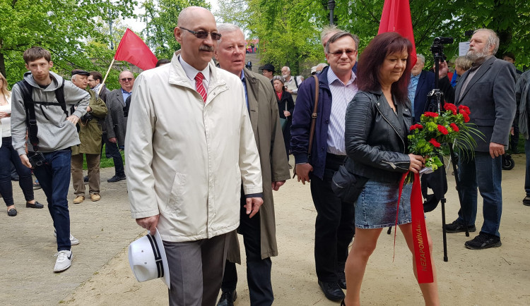 Sraz komunistů, podpora Ukrajiny i studentský majáles. V Praze si lidé připomínali první máj