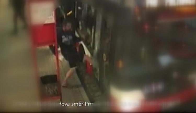 VIDEO: Muž v papučích prokopl dveře autobusu. Může za to až na rok do vězení