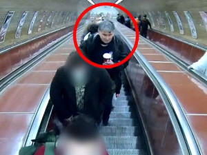 VIDEO: Muž, kterého policisté hledali kvůli znásilnění několika malých dětí v Praze, se přihlásil policii