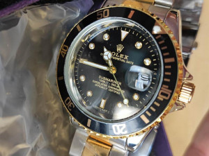 Ruzynští celníci likvidovali padělky za miliony. Falešné značky měly i roušky