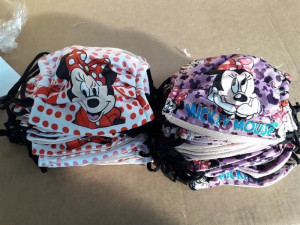 Ruzynští celníci likvidovali padělky za miliony. Falešné značky měly i roušky