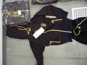 Ruzynští celníci likvidovali padělky za miliony. Falešné značky měly i roušky