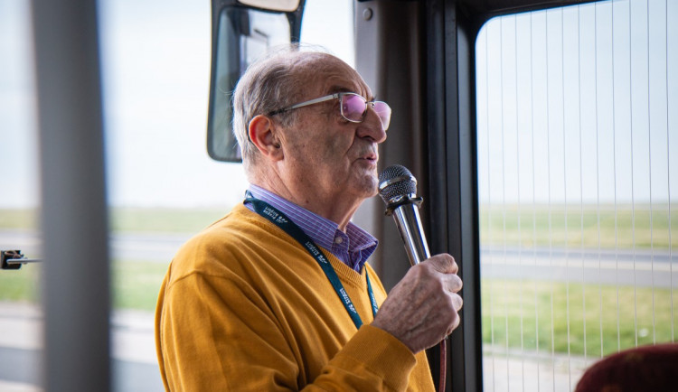 Letěli jsme s gorilou i delfínem, vzpomíná zkušený pilot, který odhalil fungování pražského letiště