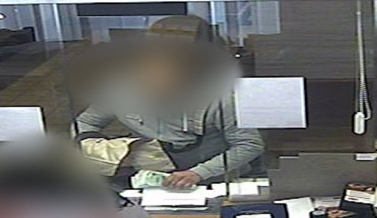 VIDEO: Muž přepadl poštu v Praze, peníze ještě ten večer utratil v nočním klubu