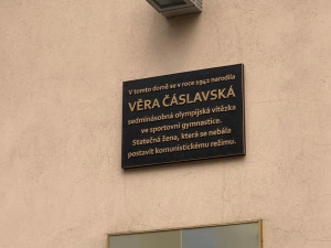 VIDEO: Děvče z Karlína, které se nebálo postavit komunistům. Věra Čáslavská má v Praze pamětní desku